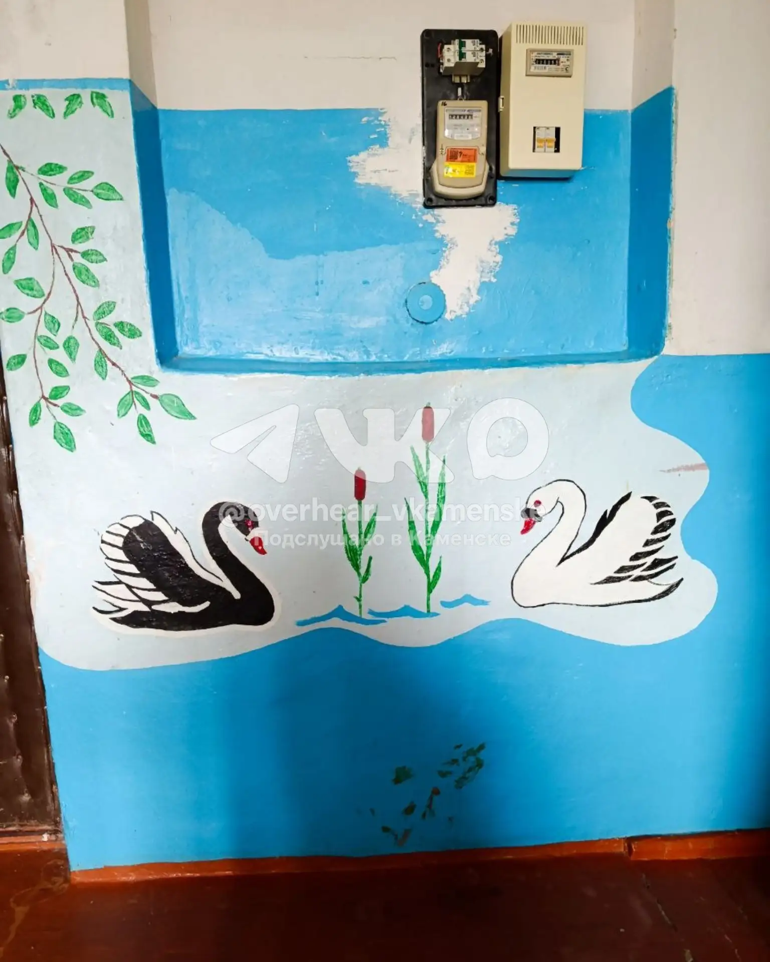 🎨 "Лестничная клетка в двухэтажном доме в посёлке. Человек, расписавший стены, уж 30 л...