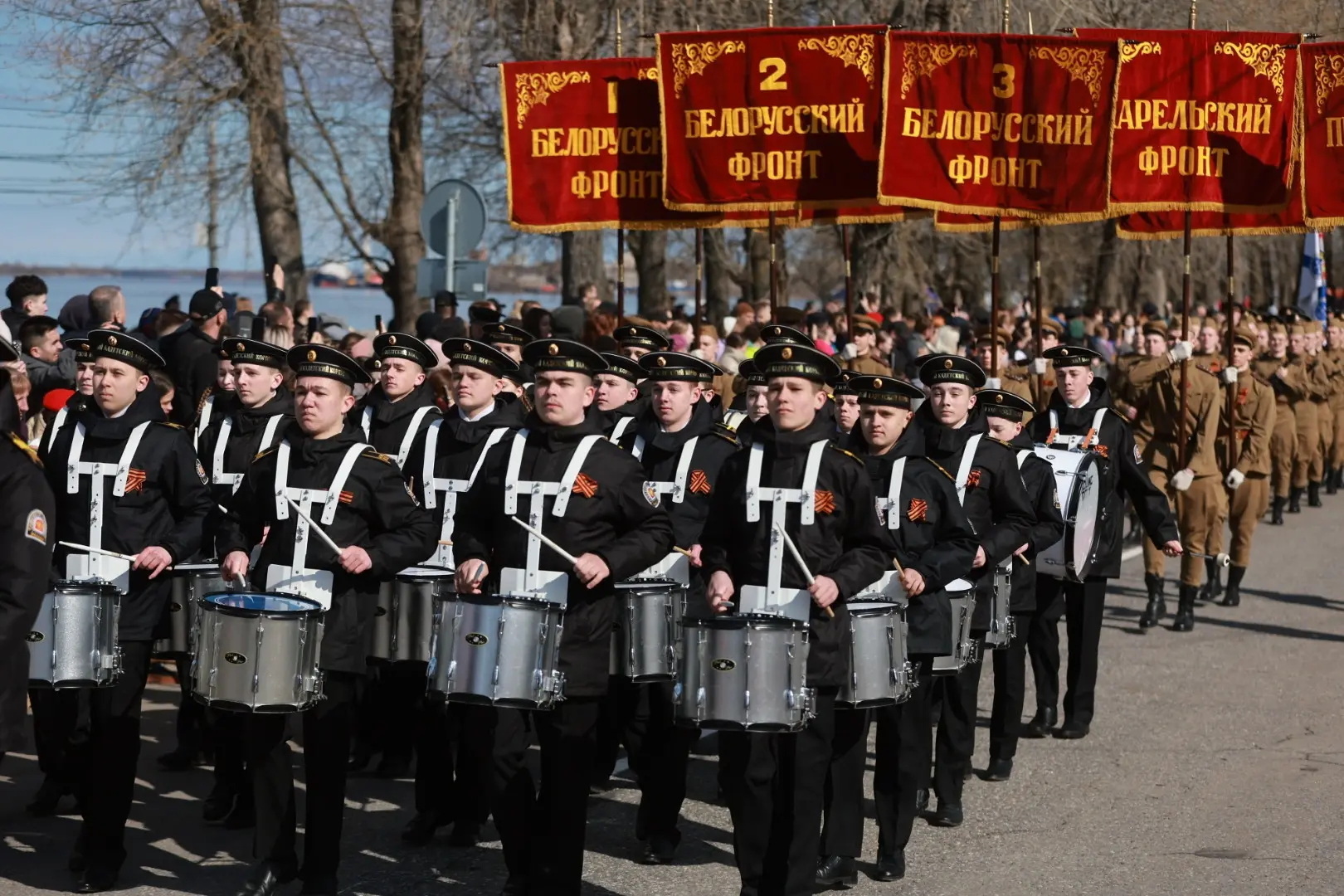 В Архангельске на площади Мира состоялось торжественное шествие войск Архангельского гарнизона.  Отк