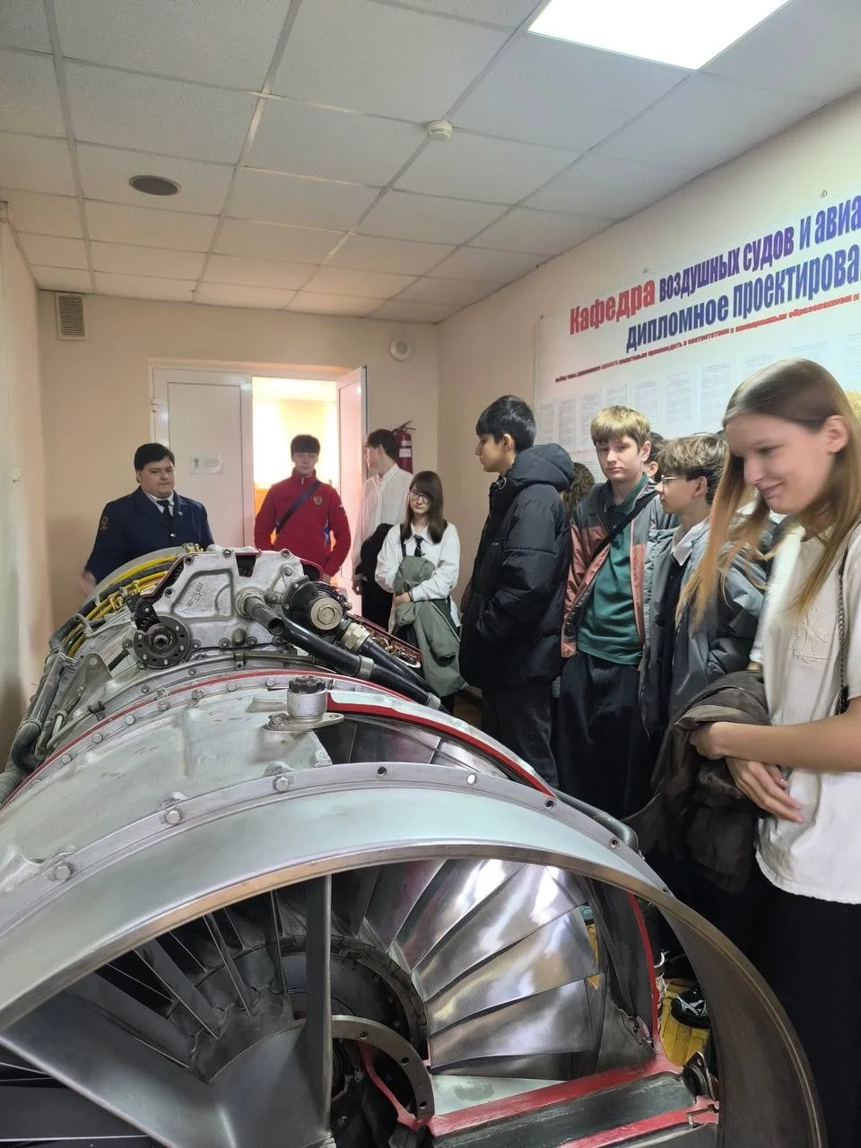 🔹 Ростовские школьники прикоснулись к миру авиации в рамках «Недели без турникетов» в Ростовском фи