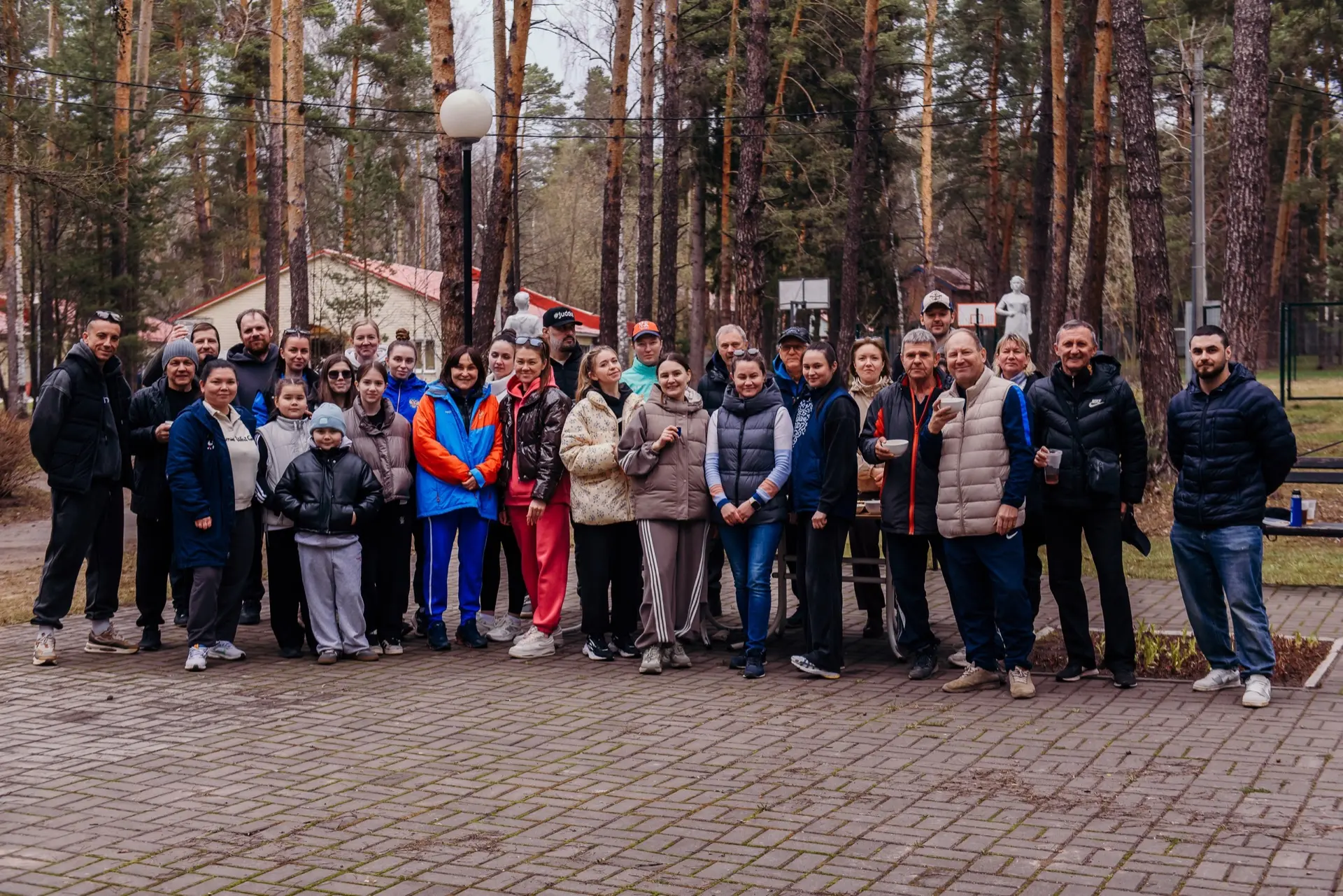 Порядок и уют благодаря общим усилиям: субботник в нашем лагере🪣🧹☀️
