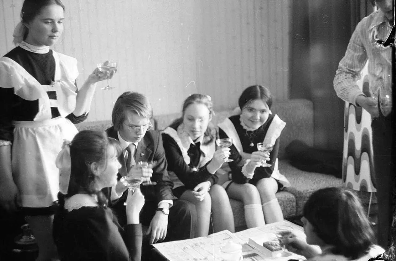 Москва, 1970-е. Последний звонок - школьная форма, белые фартуки, "лимонад" в бокалах и...