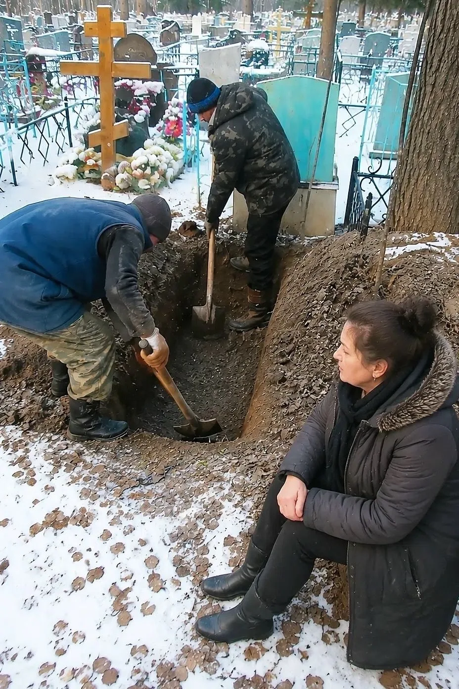 Женщина не поверила военному комиссару, ночью сама приехала на кладбище и велела раскопать свежую мо