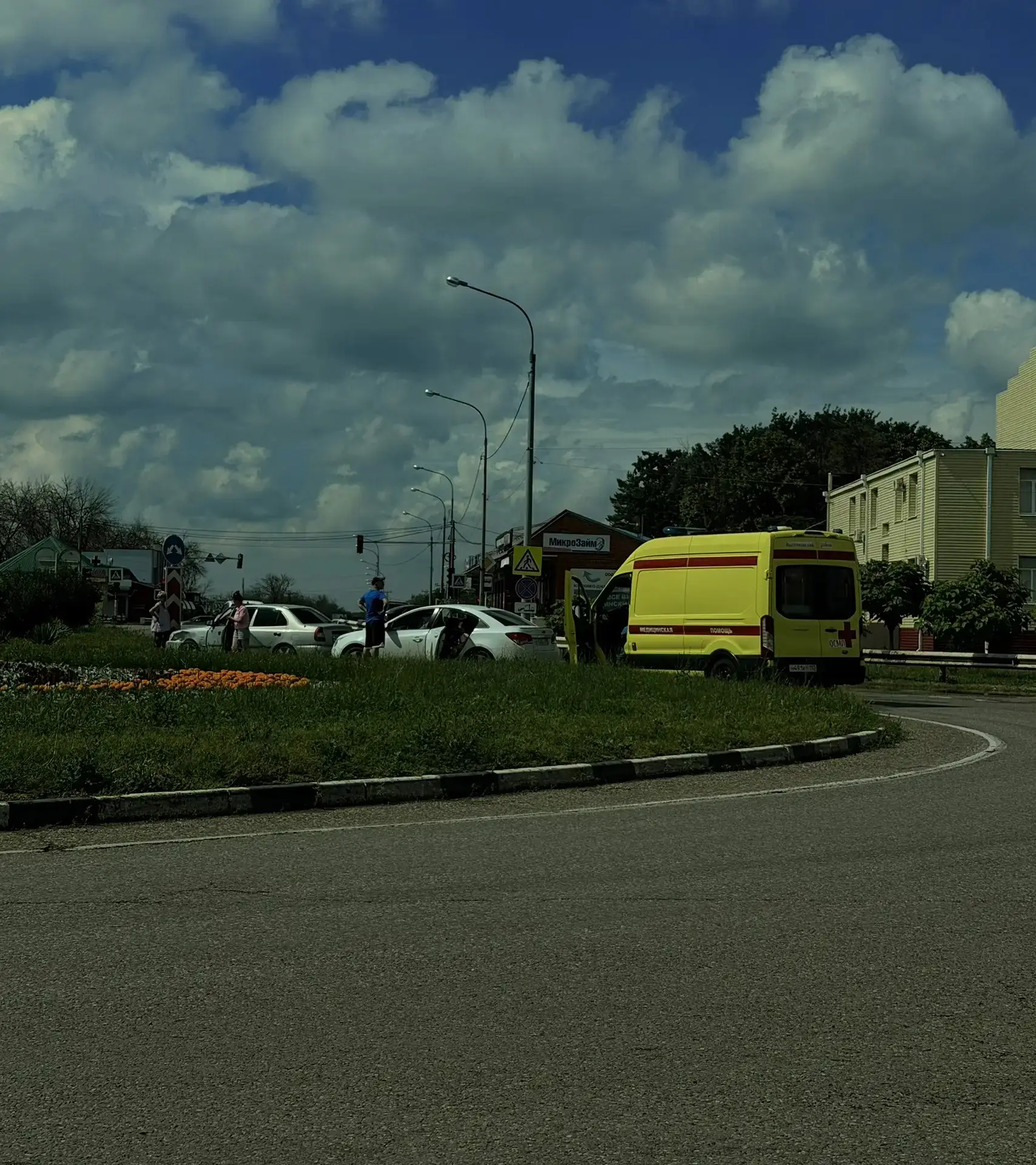 🚑 На кольце не пропустили скорую помощь — произошло ДТП.