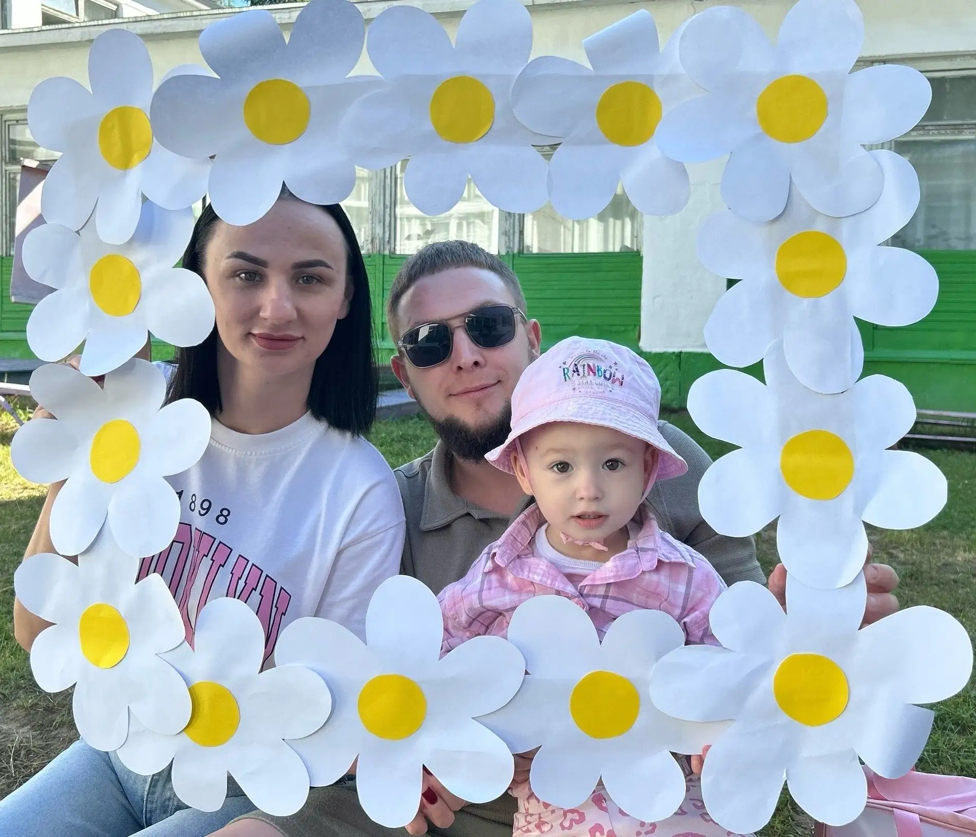 Ромашка — символ искренних чувств и домашнего тепла.

Воспитатели Баталова Мария Николаевна и Хохлов