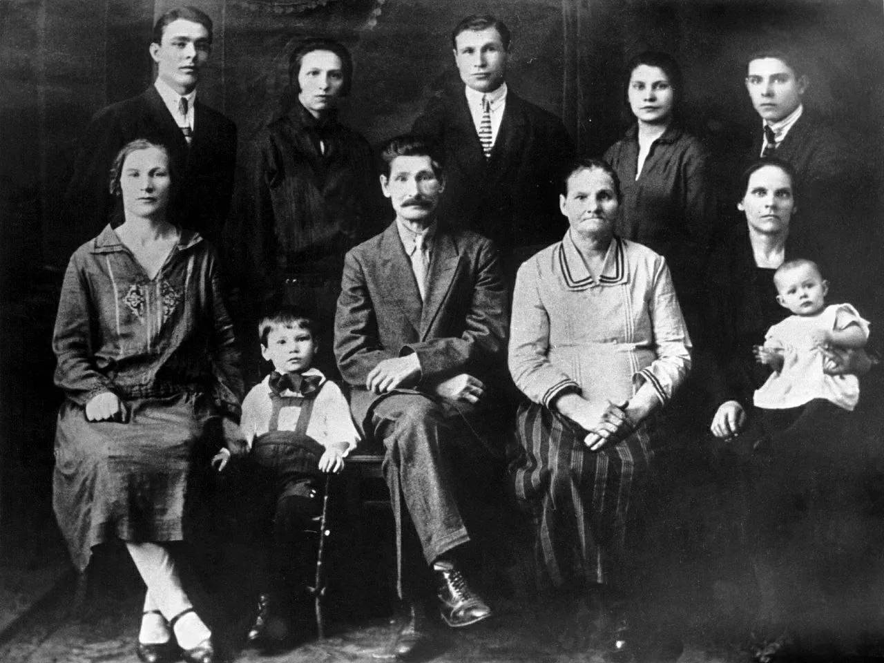 Леонид Брежнев, 24-х летний студент Московского машино-строительного института, со свое...