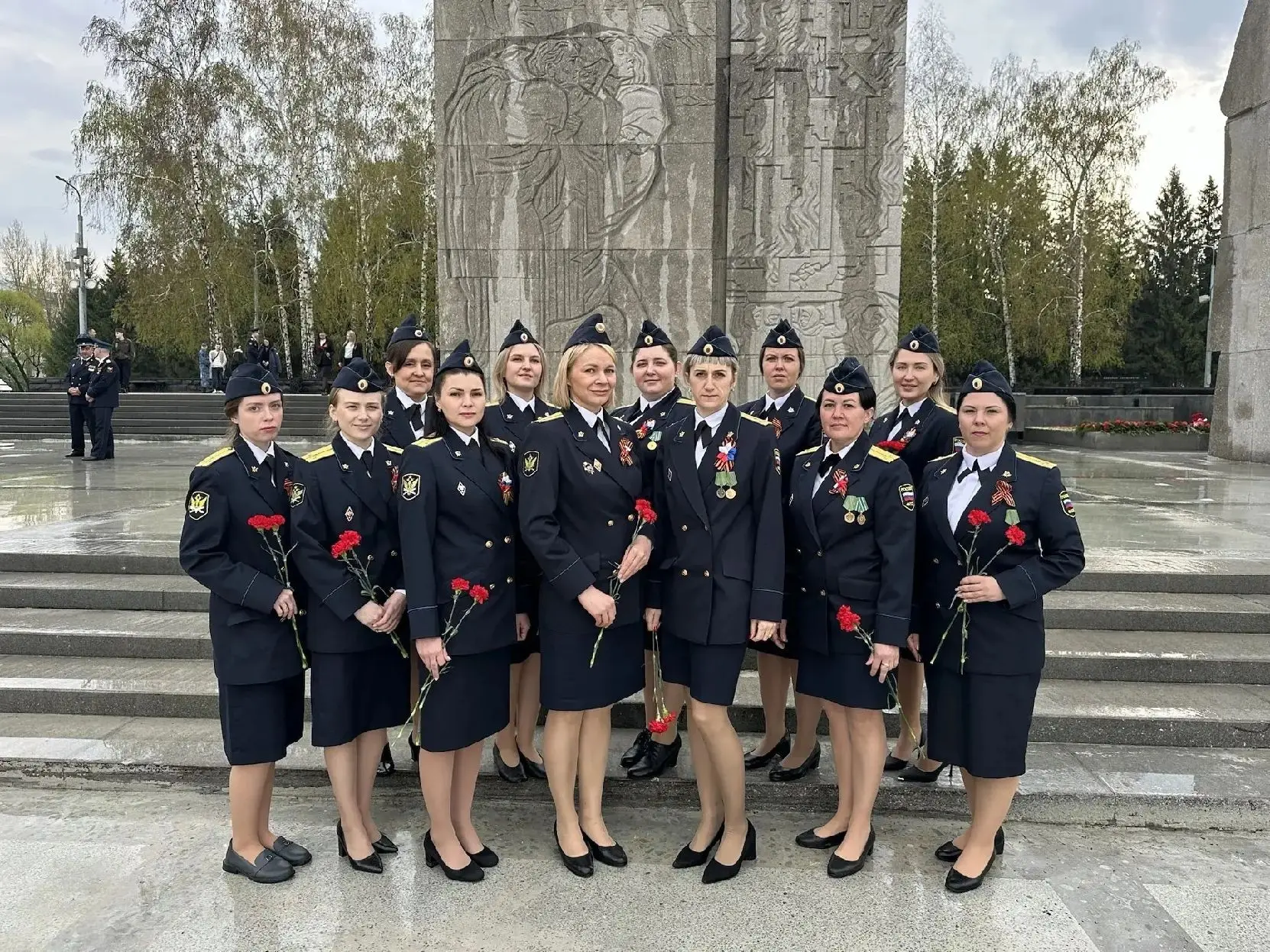 🫡 Судебные приставы ГМУ ФССП России возложили цветы к мемориалам Победы по всей стране  Сотрудники с