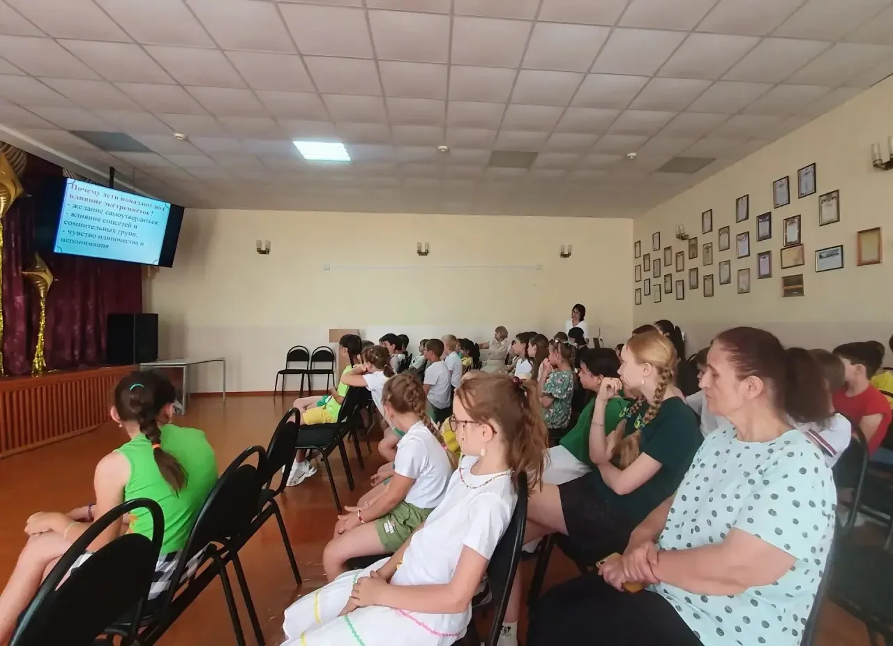 📌8 июля в пришкольном лагере «Радужка» прошел час общения, посвященный профилактике экстремизма и т