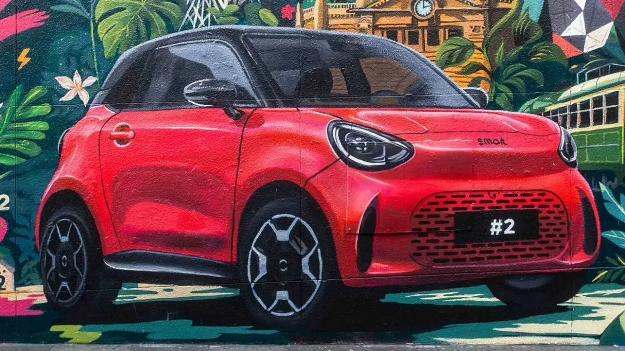 Smart нарисовал свой новый автомобиль на стенах домов в 6 городах мира. 

Компания показала будущий 