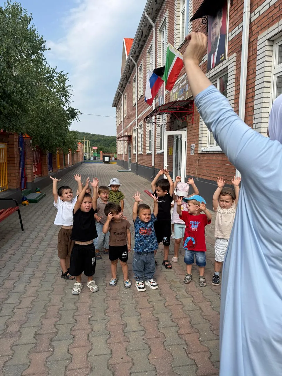 Младшая группа « Светлячки»Гимнастика на улице в детском саду — это полезная утренняя з...