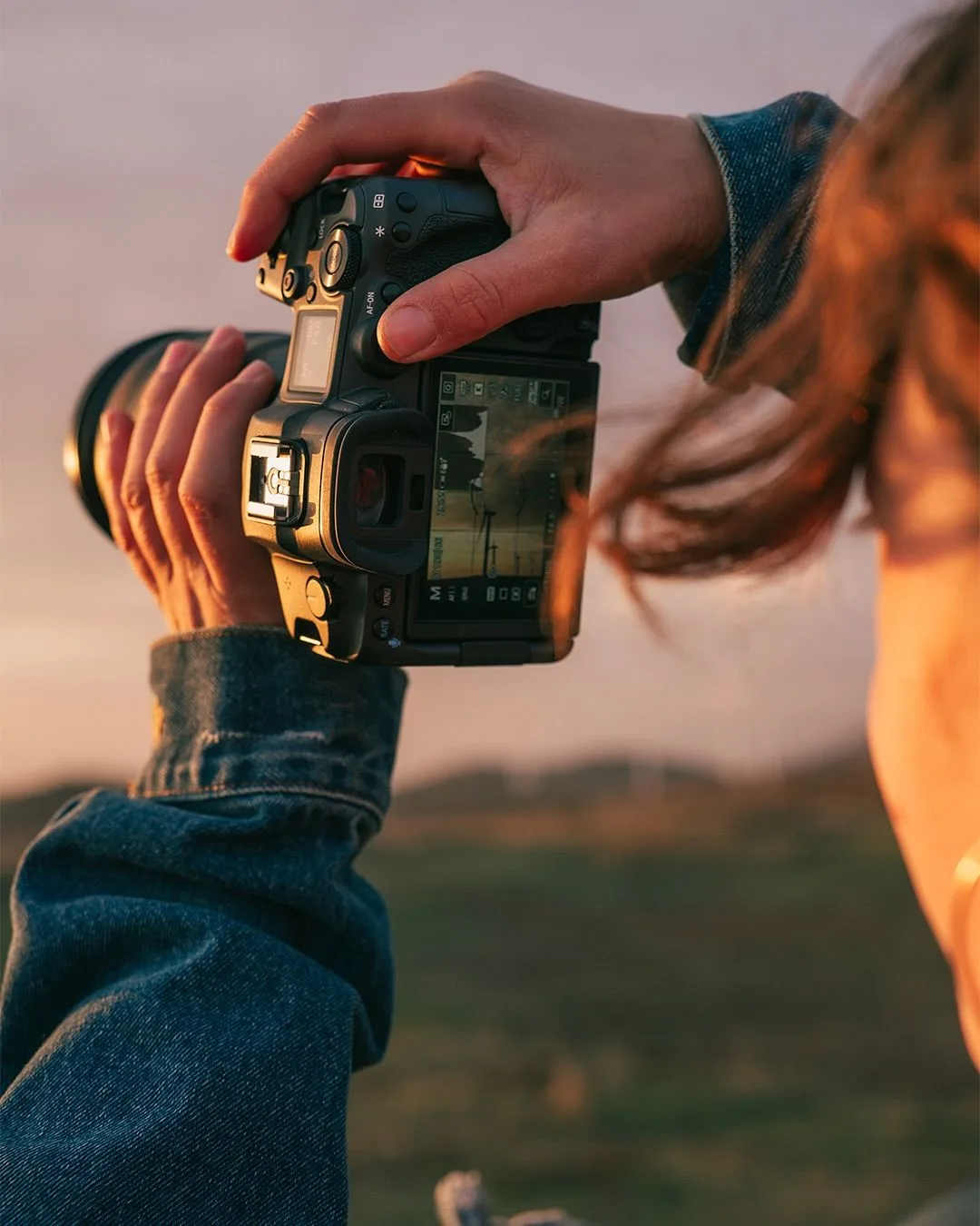 🧿"Фотограф"🧿

Фотограф — это специалист, который создаёт изображения с помощью фотокамеры. Главная