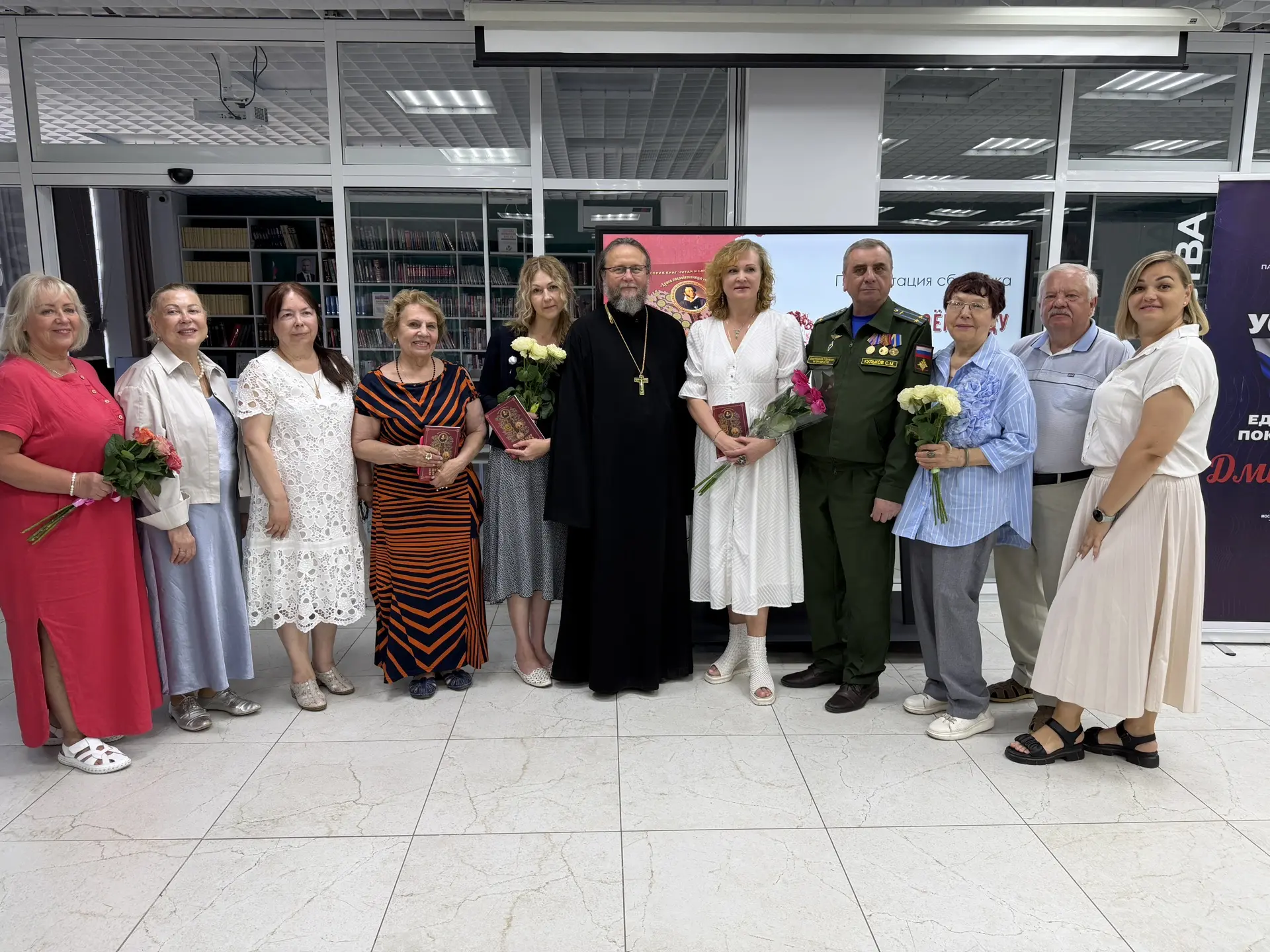 Сегодня в Дмитровской центральной библиотеке прошла презентация новой книги из серии «Читай и смотри