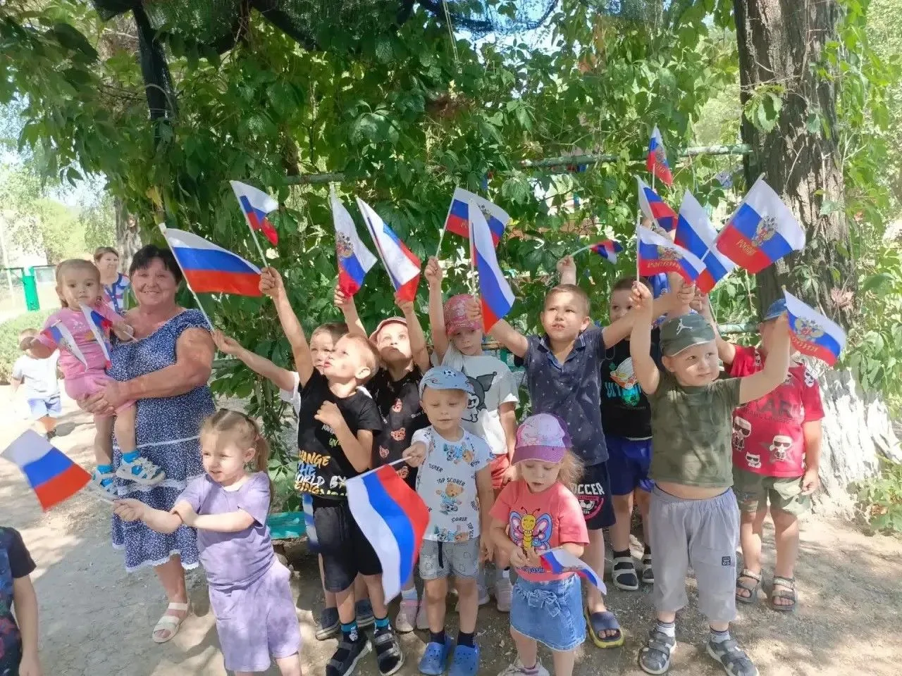 Акция "России честь и знак" прошла в детском саду "Теремок" в преддверии празднования Д...