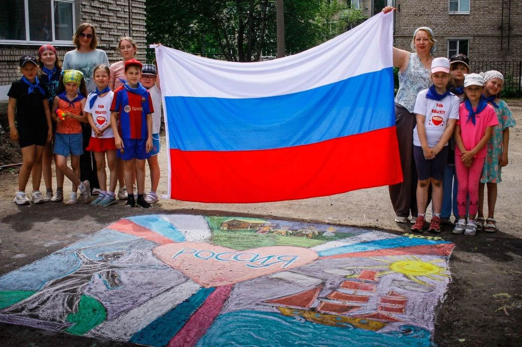 Сегодня в преддверии Дня России состоялась трогательная и красочная акция «Я рисую мою страну!» — её