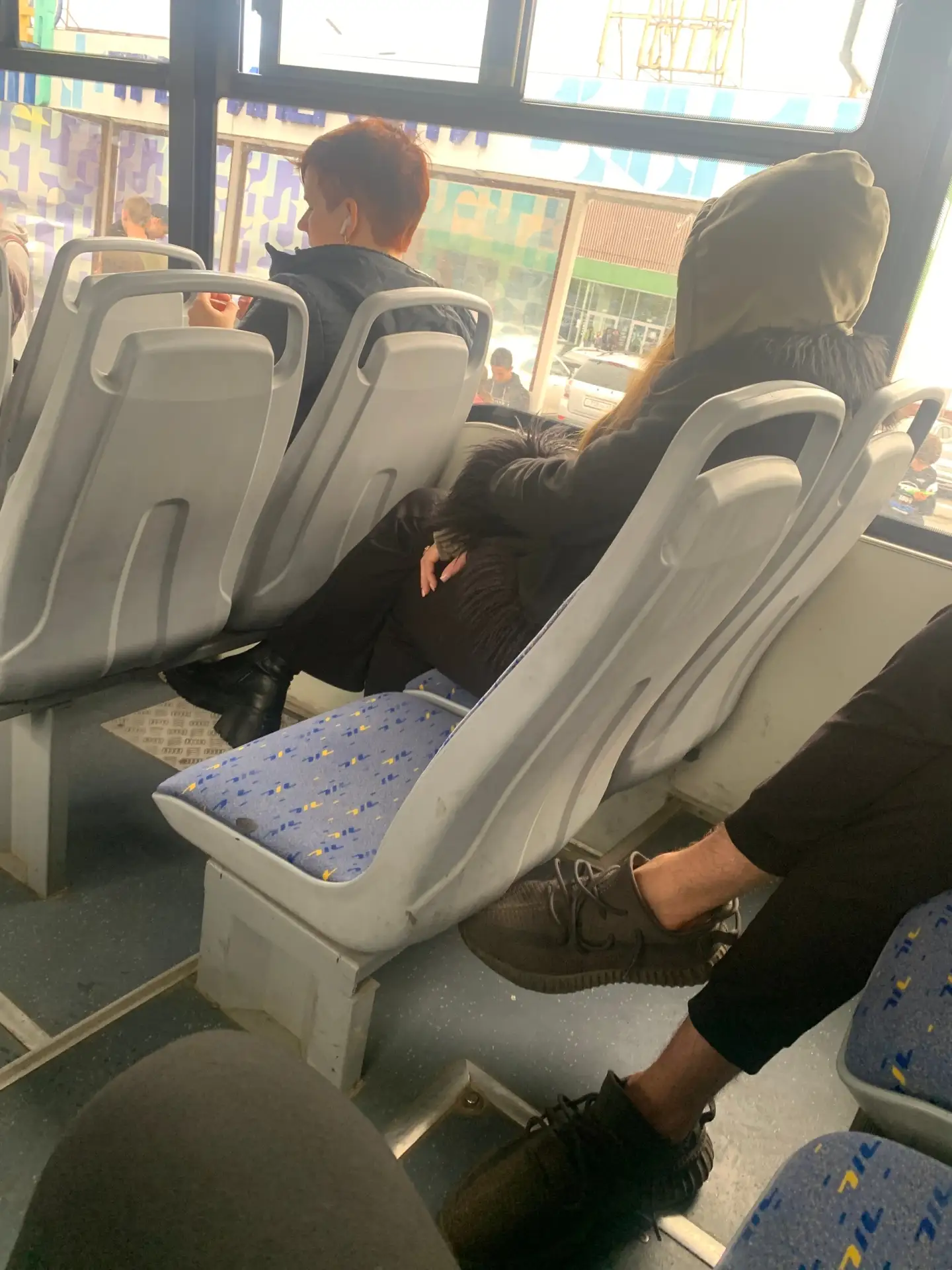 Понравилась девочка, ехала на 99 автобусе, от остановки кгк; в 14:40 села, я был в желе...