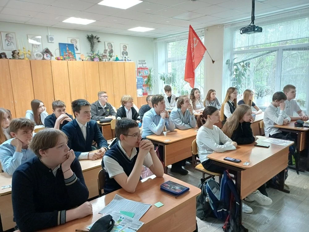 Сегодня в 8 «Д» классе прошел урок «Проводники смыслов». Ребята познакомились с ключевыми молодежным