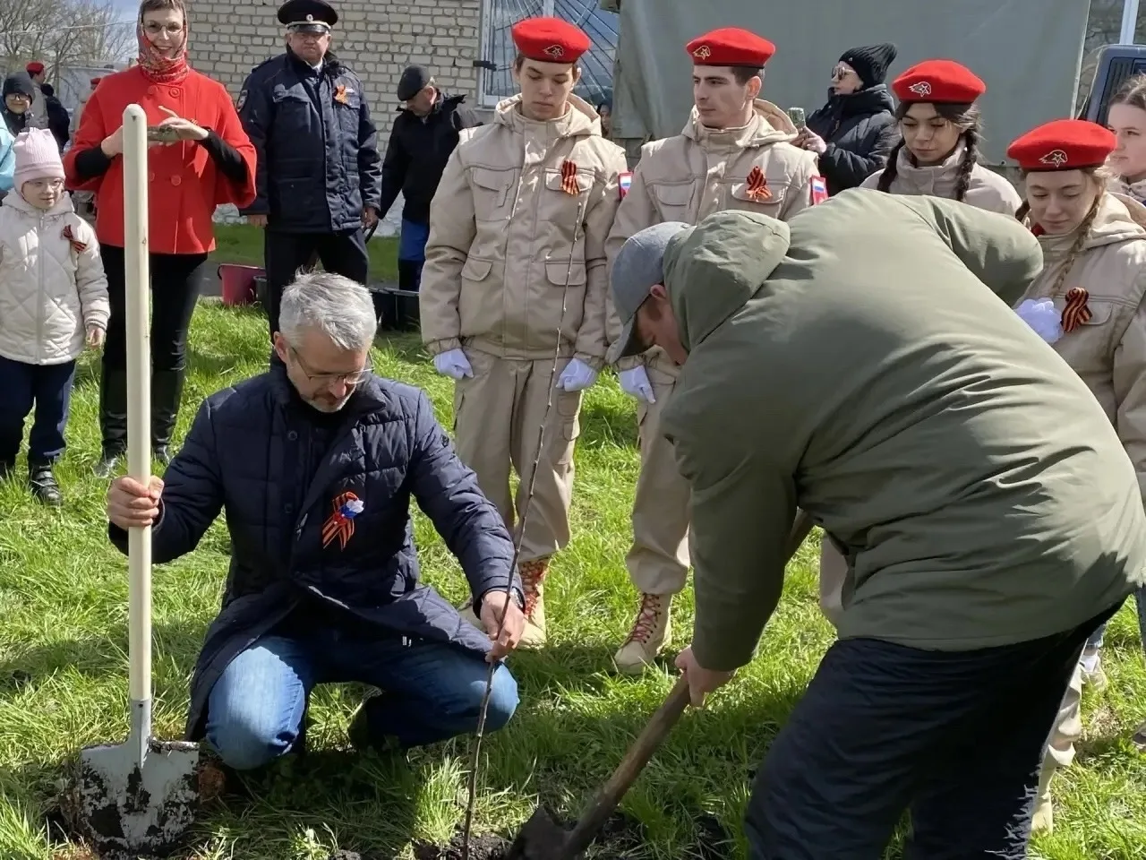 Юнармейцы МБОУ "Комсомольская  СОШ" приняли участие в посадке деревьев в честь годовщины победы в Ве