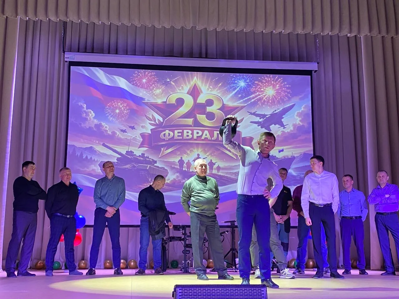 🎉 В Толмачевской школе №61 состоялся незабываемый баттл отцов, приуроченный к празднованию Дня защит