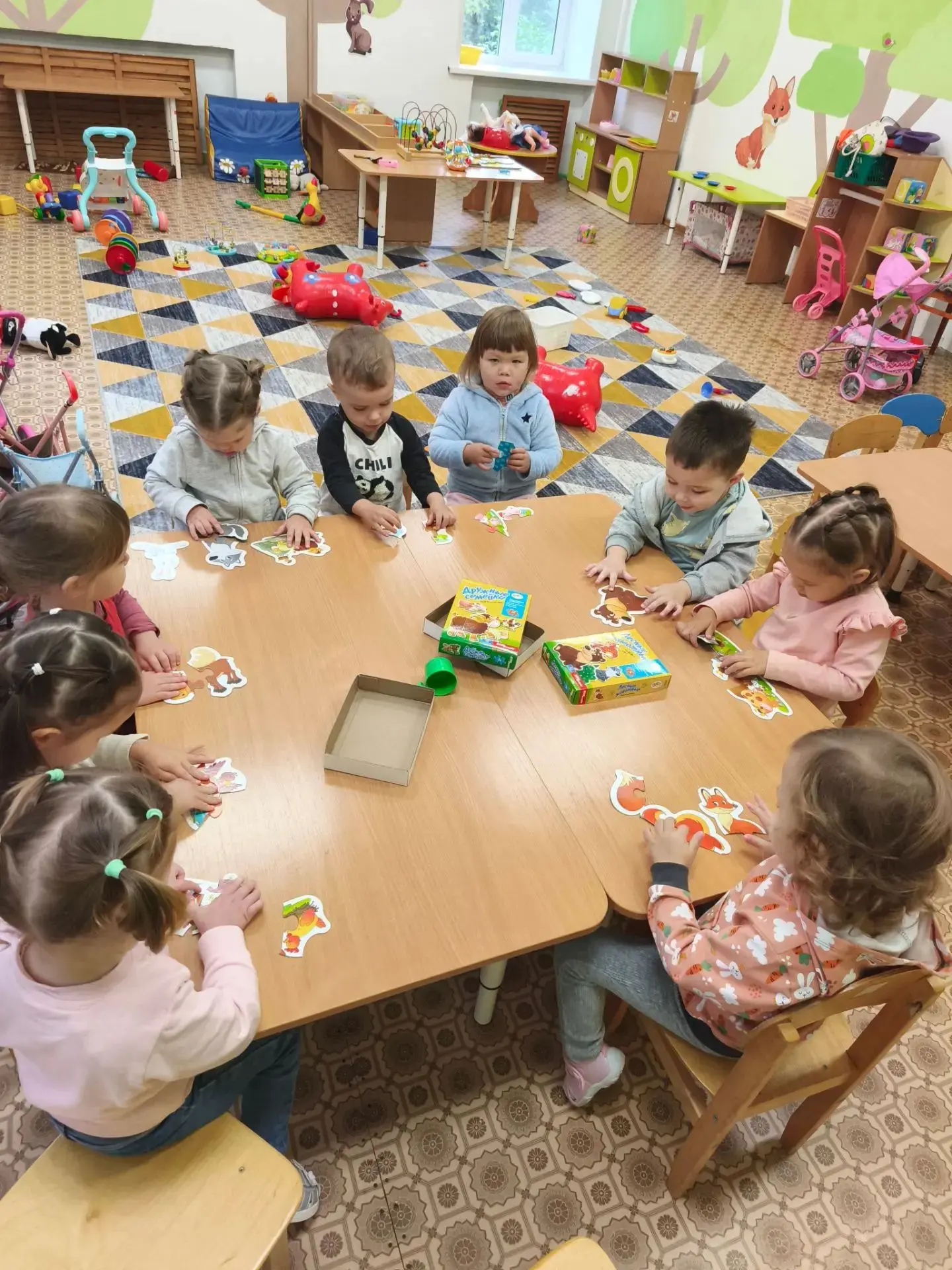 🧩 Смотрите, как дружно ребята собирают пазл! 😍