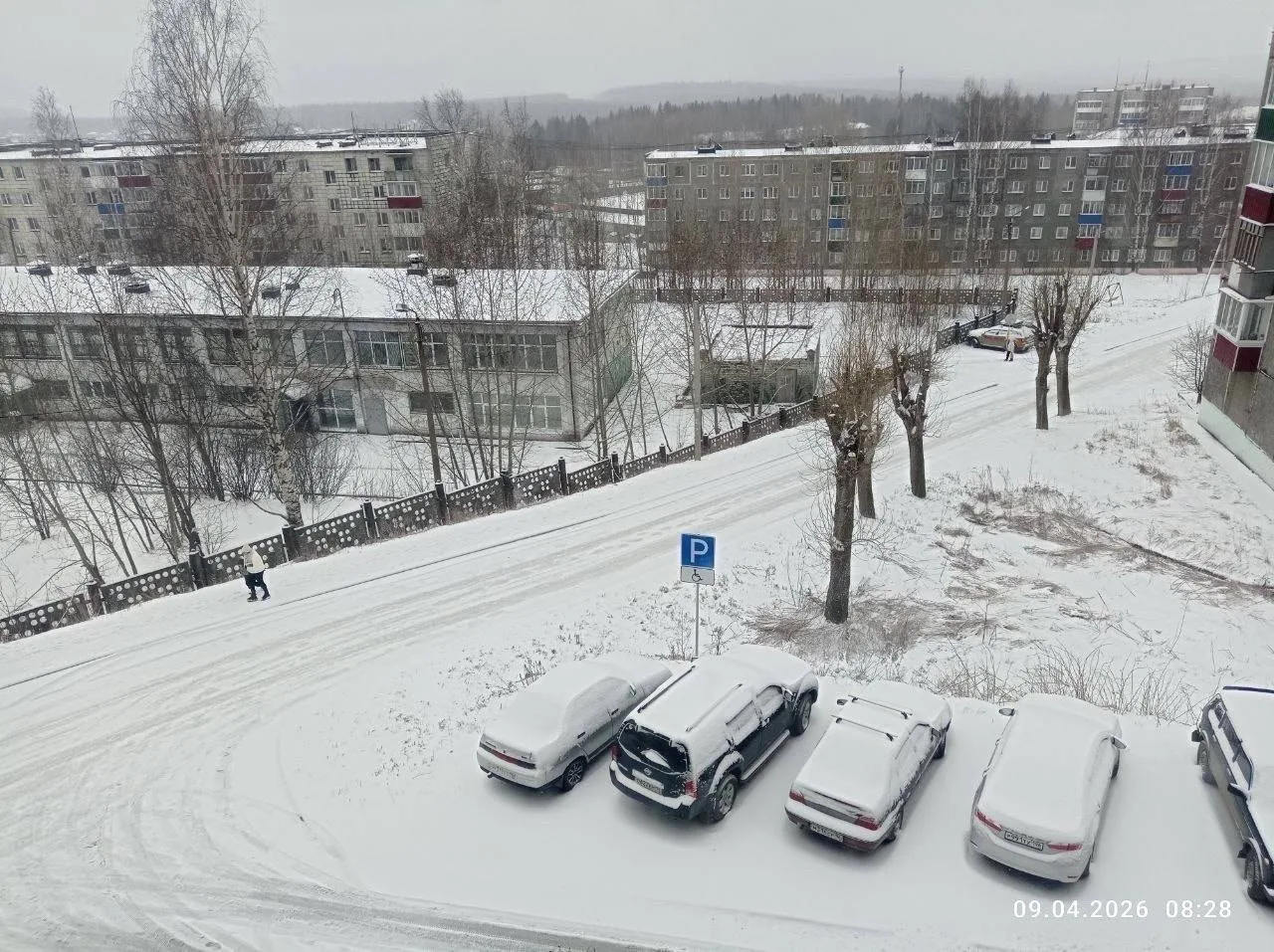 Снег уже накрыл соседнюю Свердловскую область.