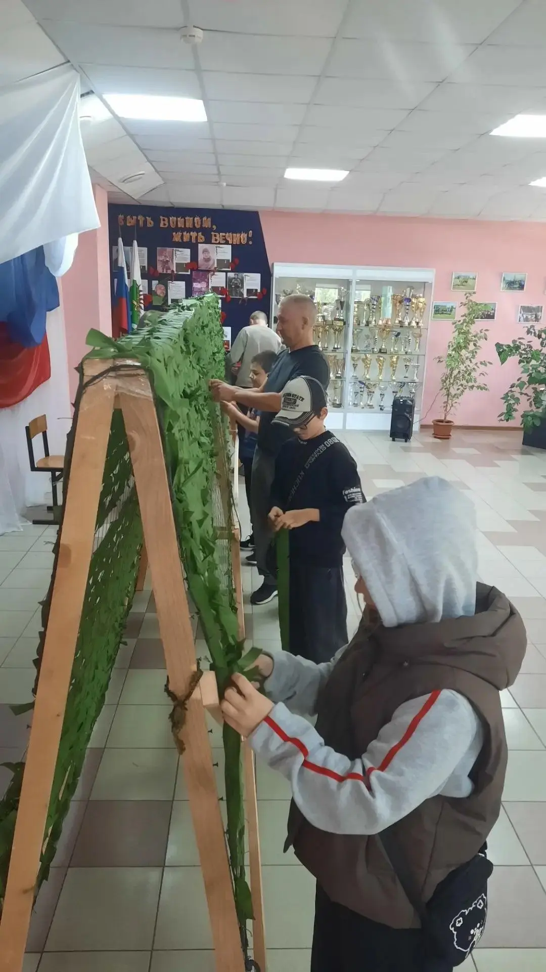 💥 Работа школьных волонтёров не останавливается даже в дни летних каникул.
✨ Инициатива плетения ма