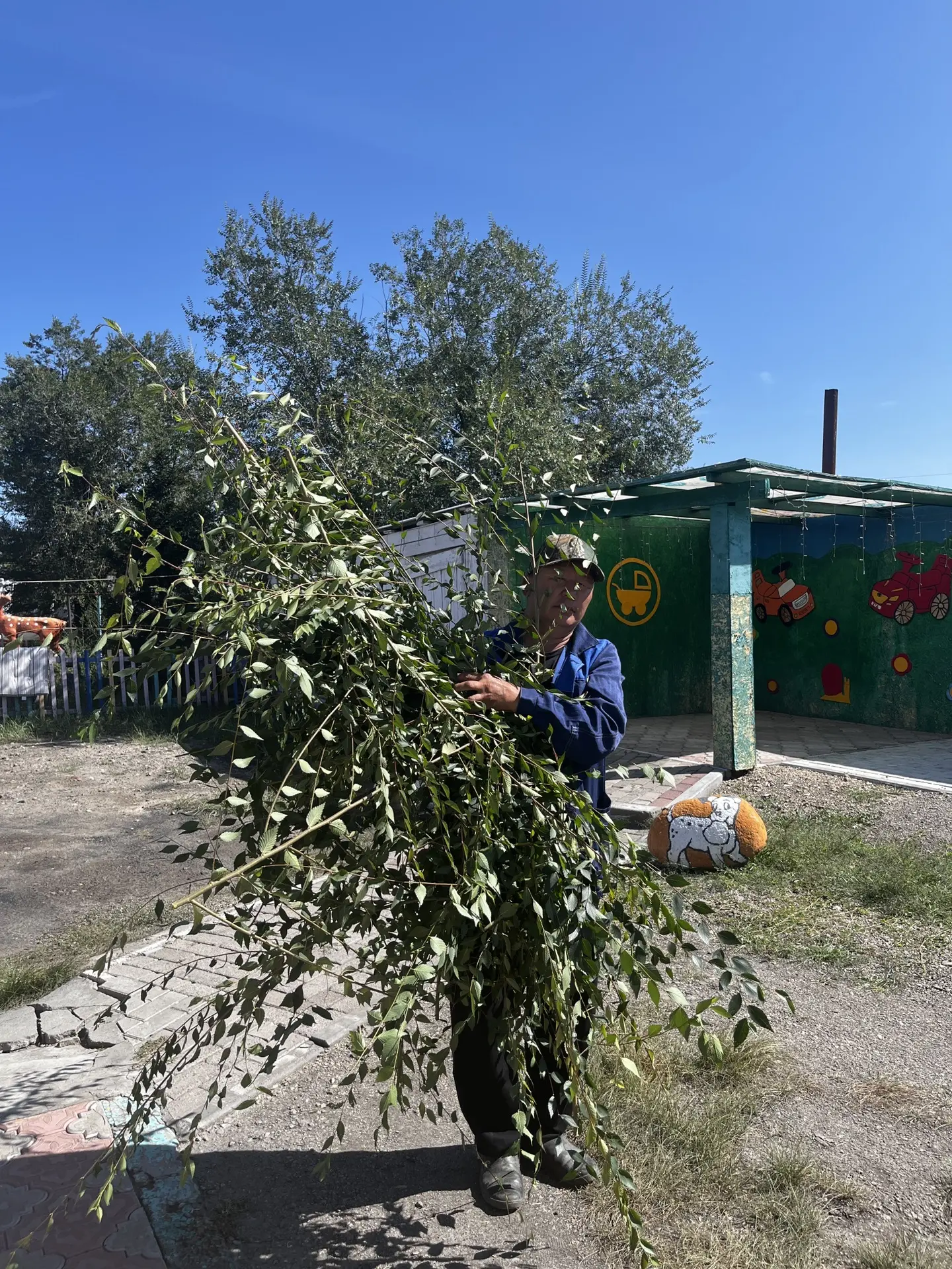 Сегодня коллектив нашего детского сада вышел на первый субботник в 2026-2027 учебном го...