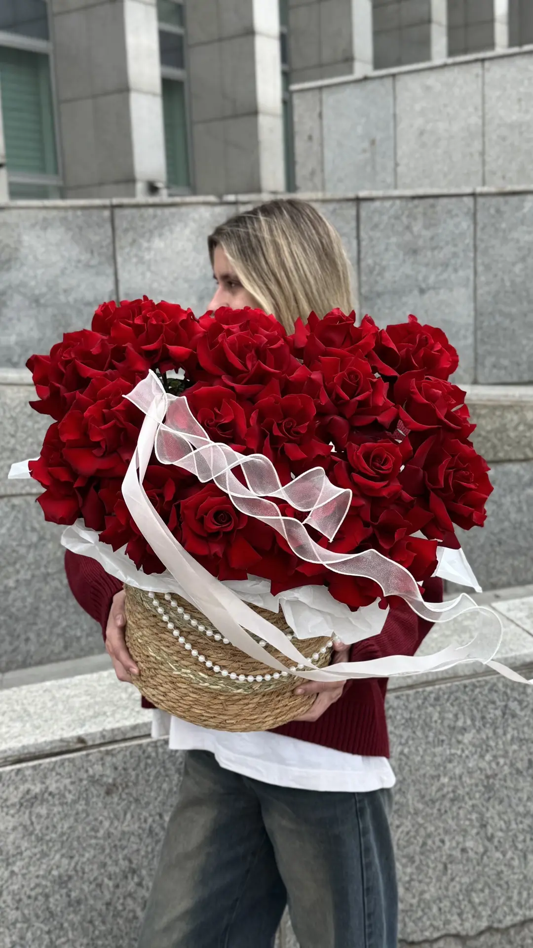 Сплошной алый — без единого просвета между бутонами. 🌹