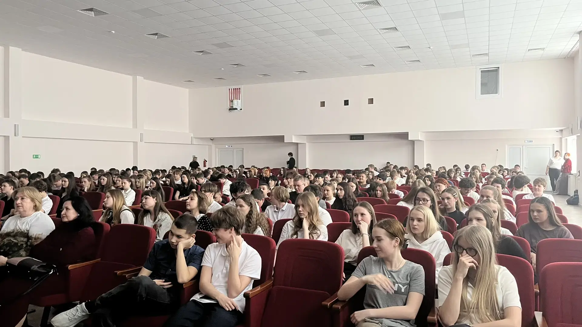 В преддверии Дня Победы⭐ на сцене нашей школы состоялась премьера спектакля «А зори здесь тихие», по