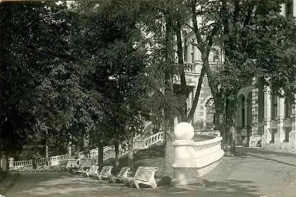 Усадьба Быково
1930-й год.
Пандус главного фасада. Посмотрите сколько лавочек!

▶️ Прислать и обсуди