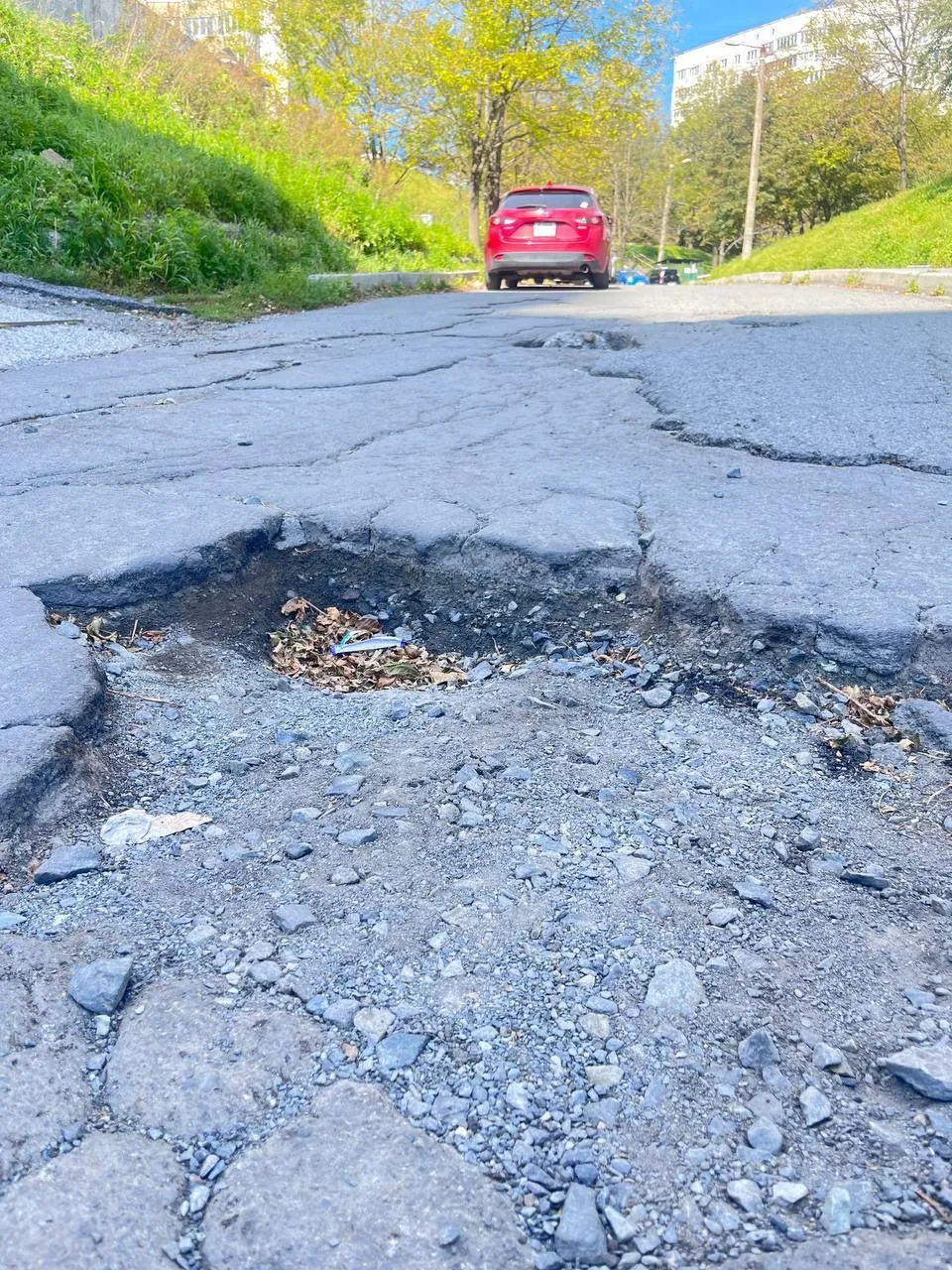 😡Во Владивостоке вот так выглядит дорога к домам Каплунова 13 и 17. В 20 году производ...