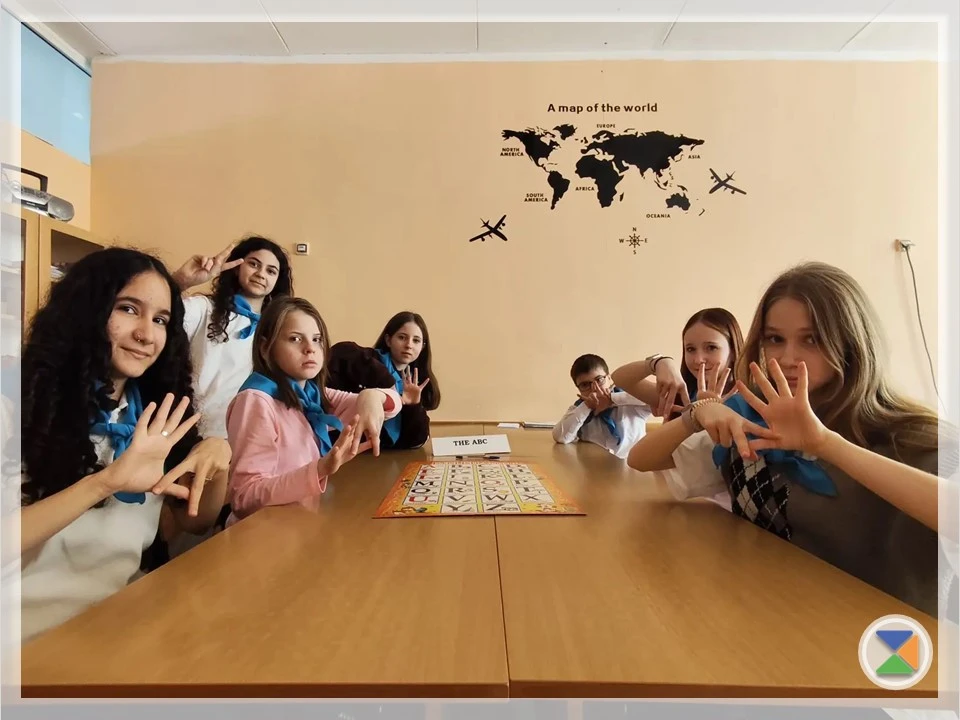 🇬🇧 ПЕРВООТКРЫВАТЕЛИ 🇬🇧  В рамках декады иностранных языков ученики 5-х классов отправились в удивите