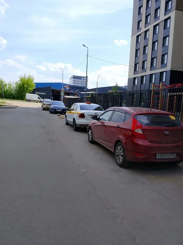 Уважаемые автовладельцы ❗
Срочно перепаркуйте свои авто. 
Необходимо освободить участок дороги для с