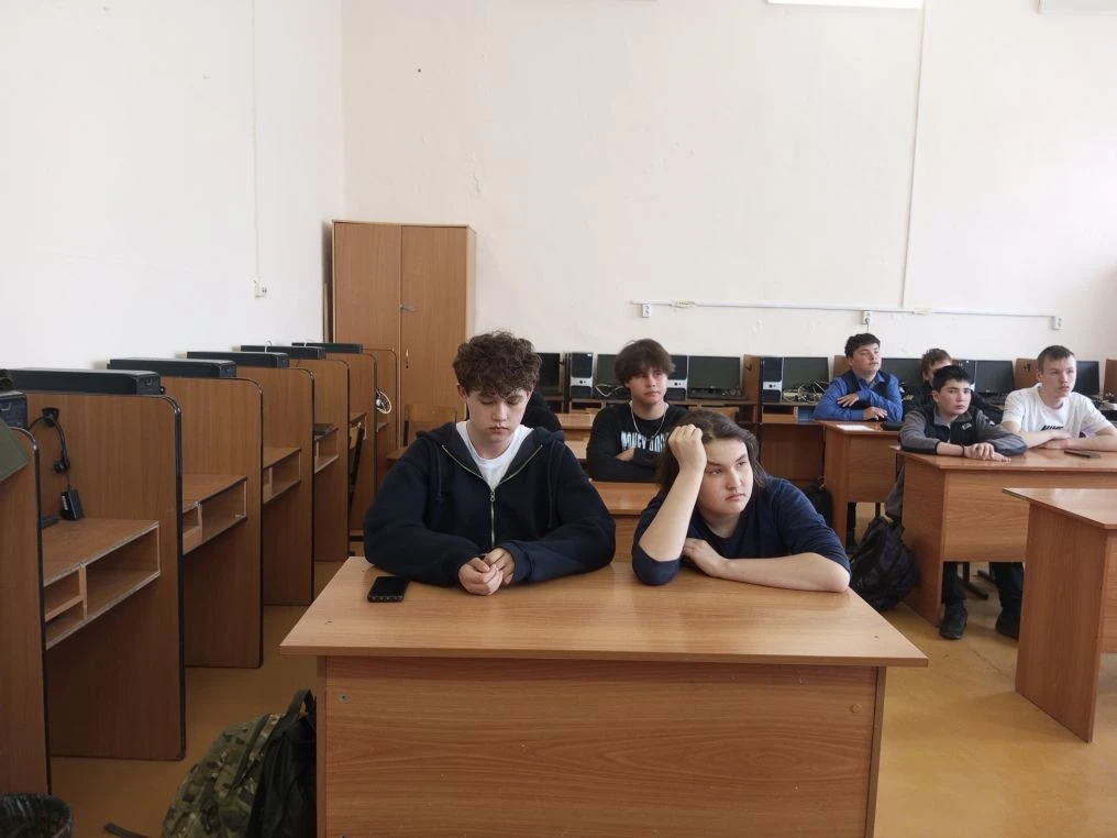 📚 Урок мужества в 8 «В»: «Россия, Родина, единство»