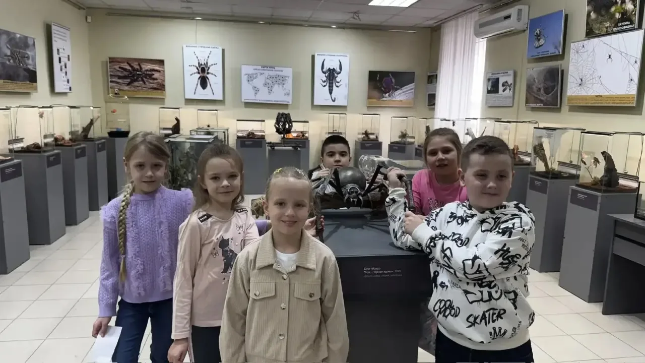 🕷️ Пауки? Не страшно!  🌿 Природа? Очень интересно!  🏛️ История? Увлекательно!   Ученики 1 «М» побыва