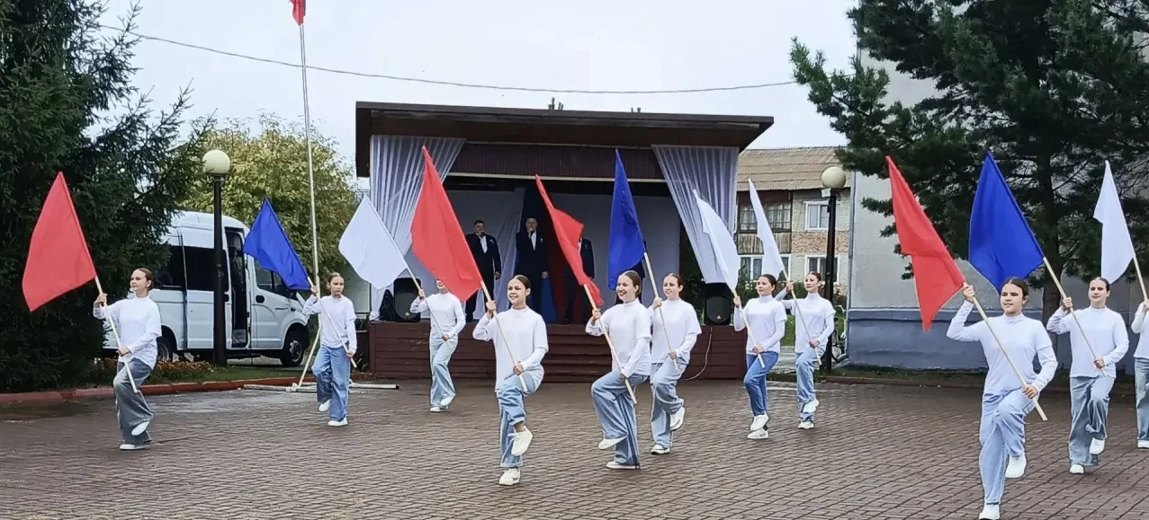 На центральной площади пгт Ижморского состоялся праздничный концерт, посвящённый Дню Го...