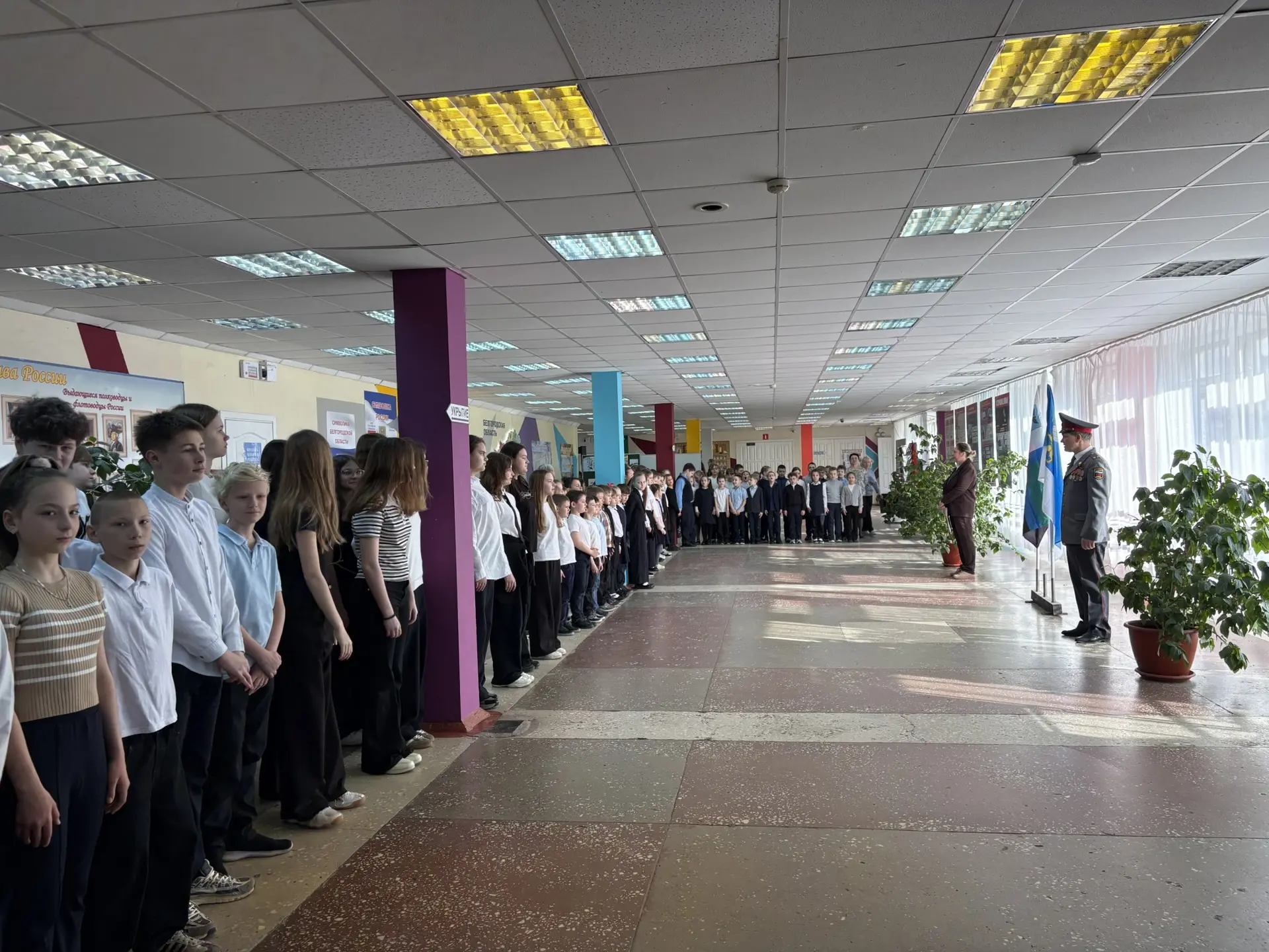 В понедельник, традиционно прошёл торжественный подъём флага. Этот день был посвящён теме космоса и 