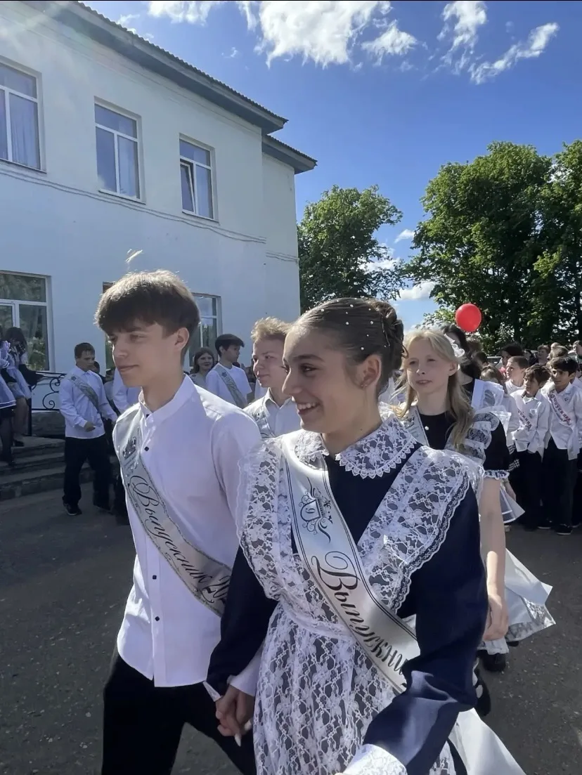 В школе прошла линейка, посвященная празднику «Последний звонок – 2026» 🎓🔔

❤️Сегодня для наших вы