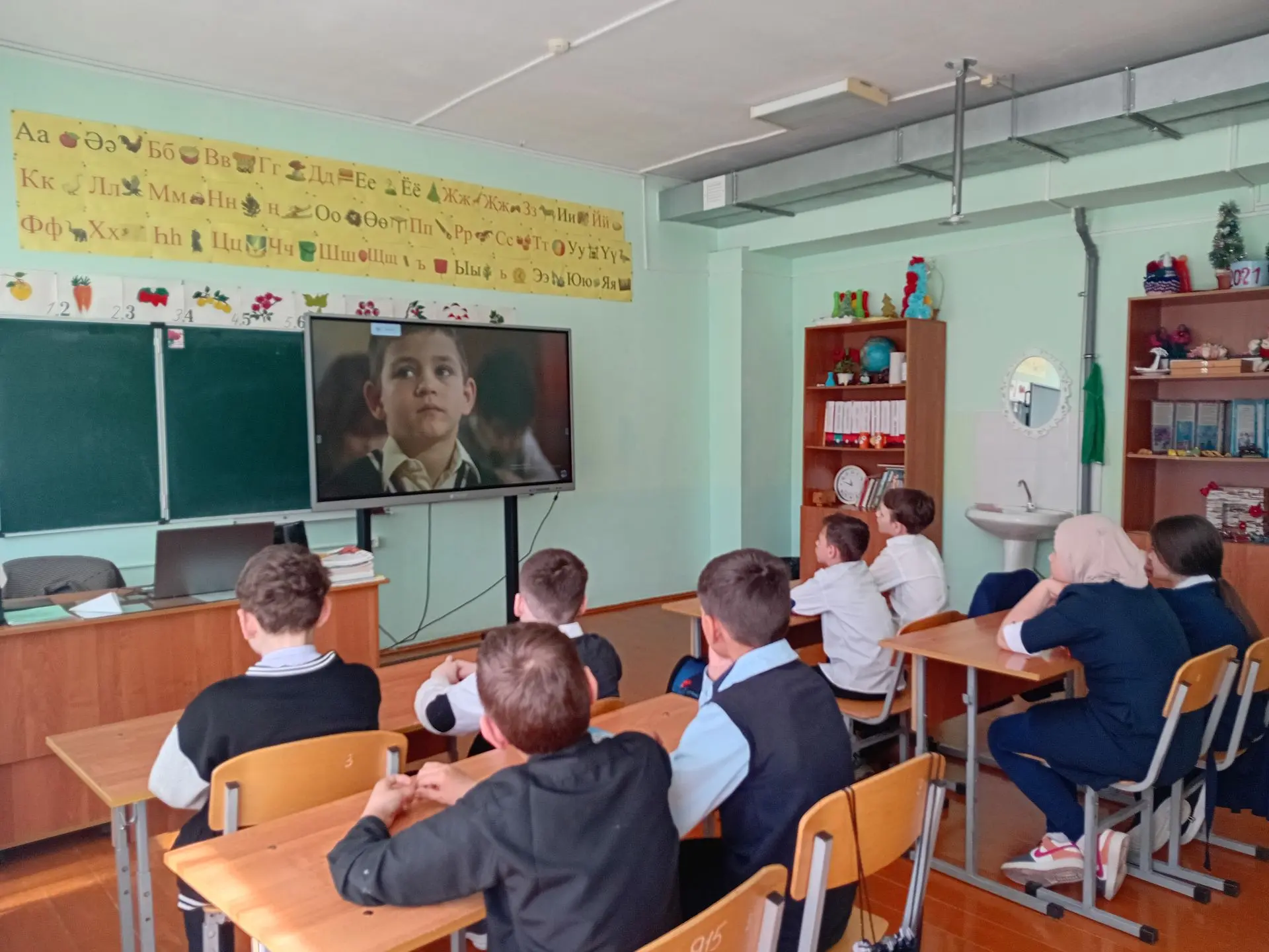 В рамках проекта "Киноуроки" обучающиеся 1-4 классов посмотрели фильм " Наследники Побе...