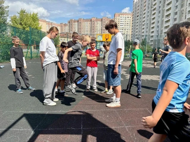 Проект «Спорт в каждый двор» принёс радость и активные игры в один из дворов микрорайона Кузнечики

