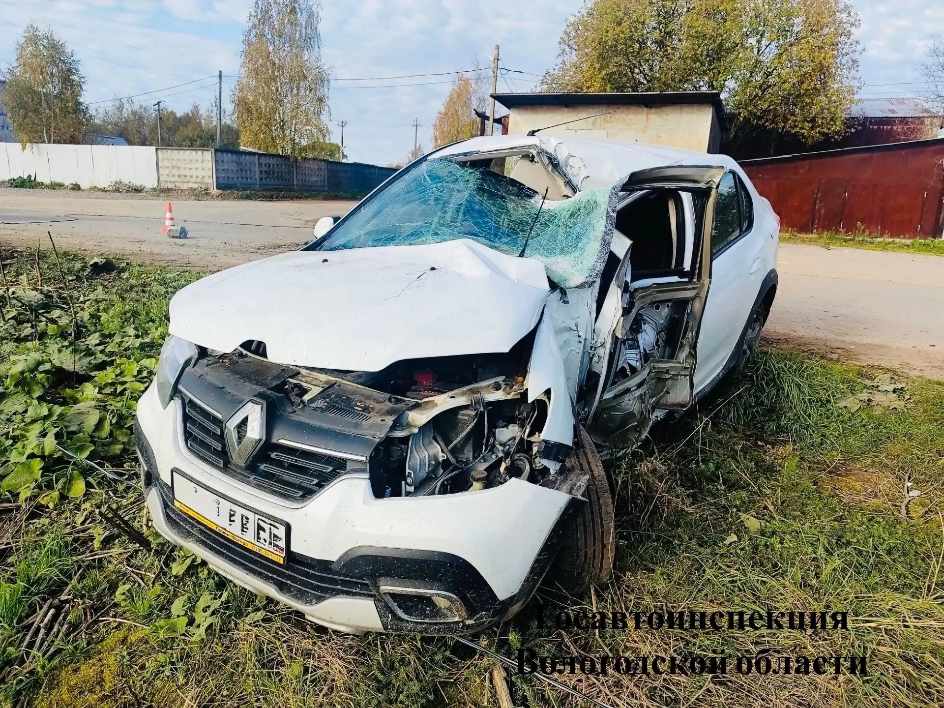 В Череповецком округе нетрезвый подросток за рулем автомобиля врезался в столб