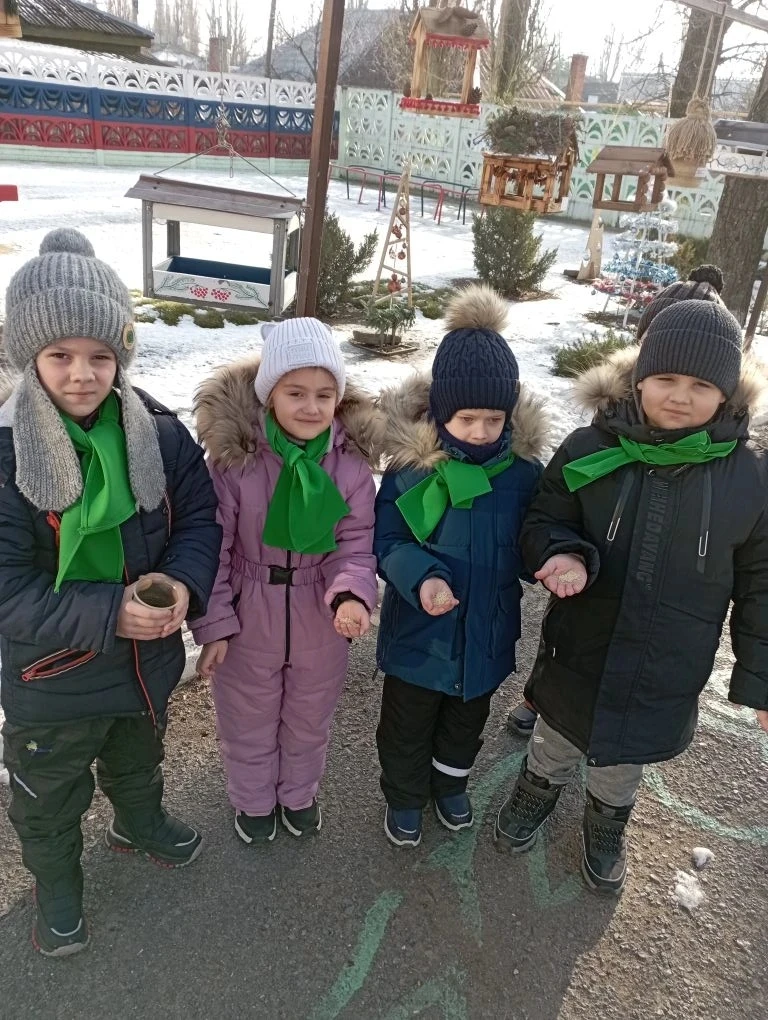 В рамках Дня зимующих птиц Эколята из подготовительной группы вручили детям средней гру...