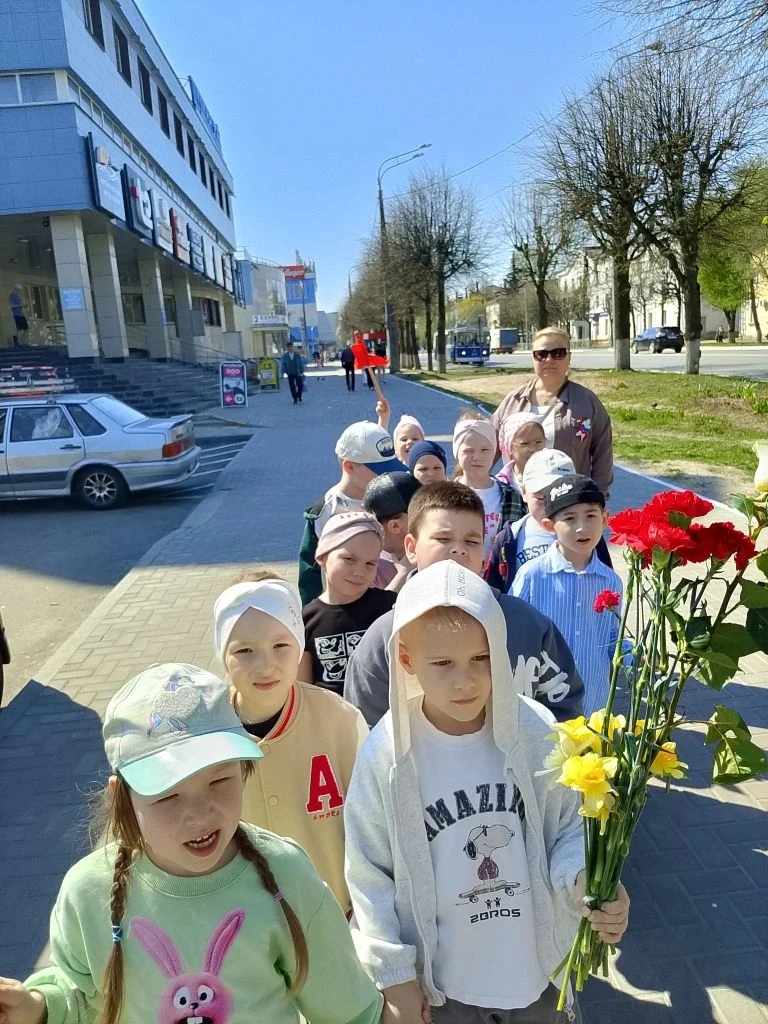 🎗️ 6 мая воспитанники старшей группы «Клюковка» возложили цветы к Вечному огню. 
🎗️День Победы — с