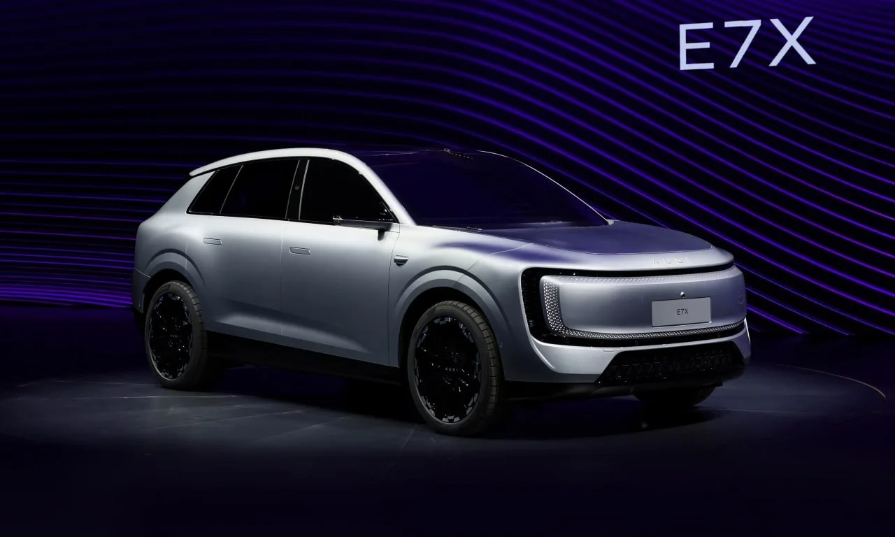 Китайская AUDI (тот самый суббренд без колец) представила второе авто — кроссовер E7X.  В пятиметров
