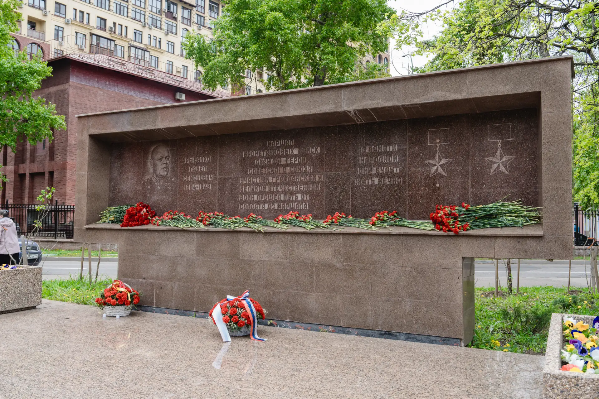 📆 История Победы рядом с нами  День за днем мы спешим в школу по знакомым улицам. Но в преддверии 9 