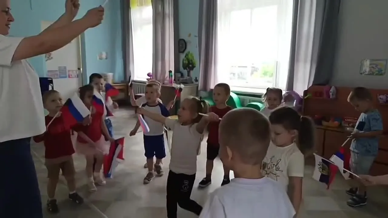 С Днем России нашей славной,
Нашей Родины святой!
Всем желаем мира, счастья,
Гордости за край родной