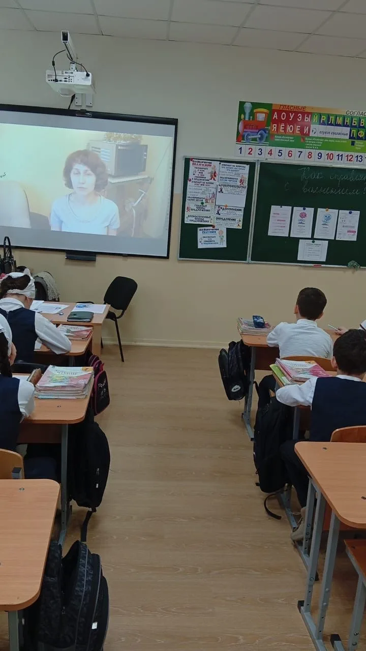 Учебная Неделя в нашей школе традиционно началась с торжественной линейки с церемонией поднятия флаг