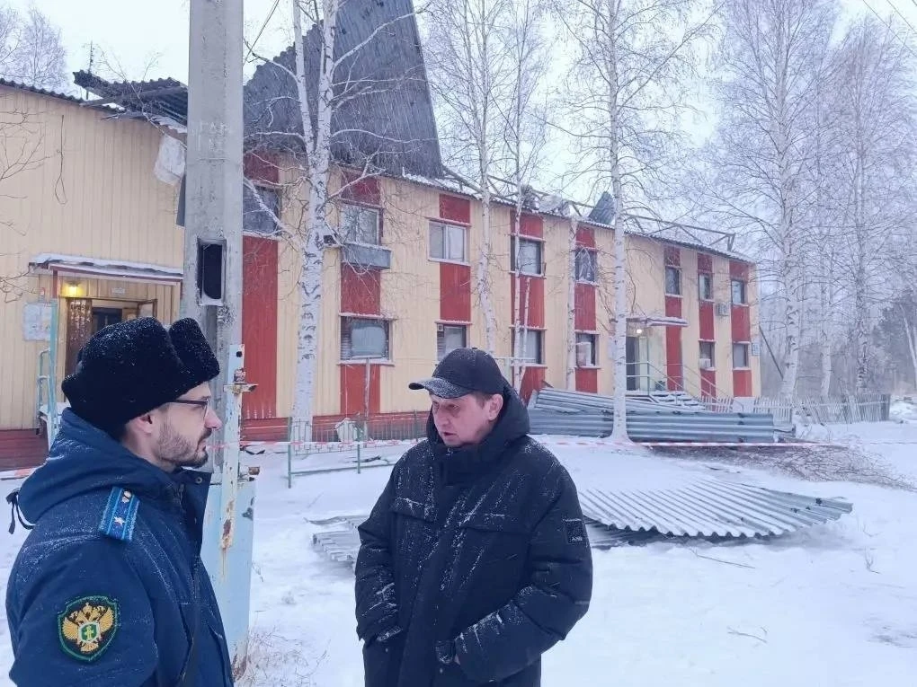 🚨Режим ЧС в Пыть‑Яхе: сорвало кровлю дома, прокуратура начала проверку  В результате сильного ветра 