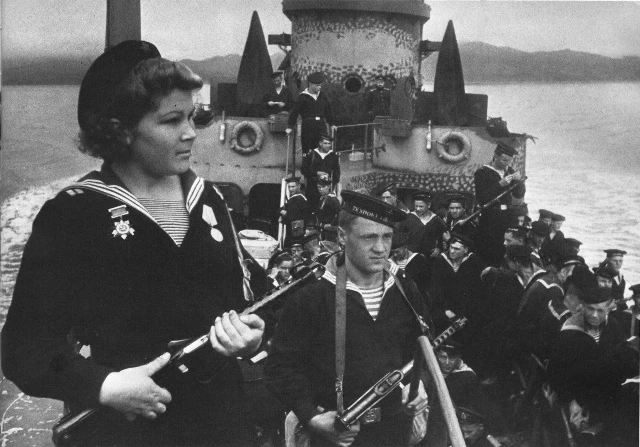 Август 1945 года. Моряки-десантники Тихоокеанского флота на пути в Порт-Артур. На перед...