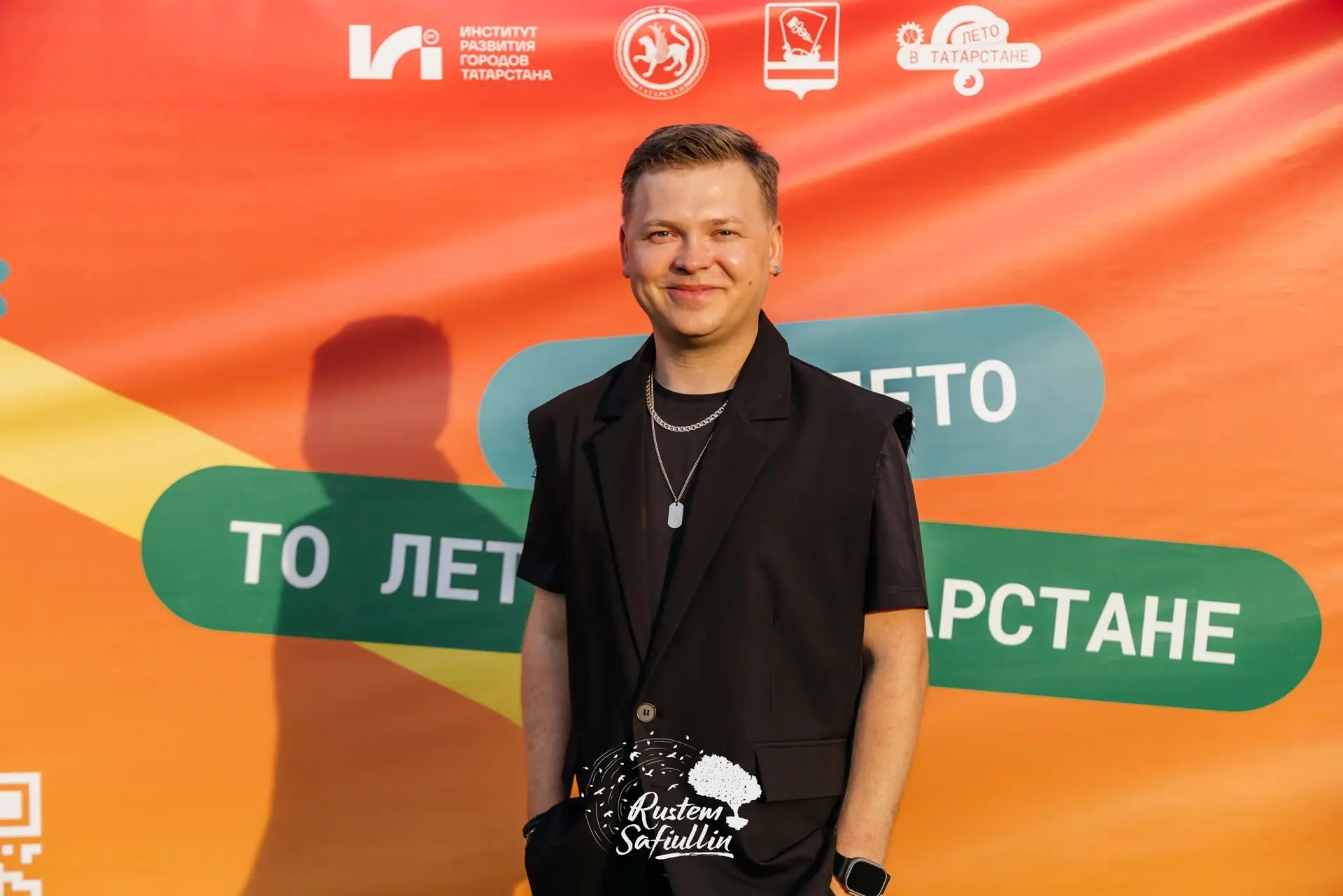 Артисты театра Никита Межеричер и Роман Хухаев выступили на городском празднике, посвящённом Дню вое