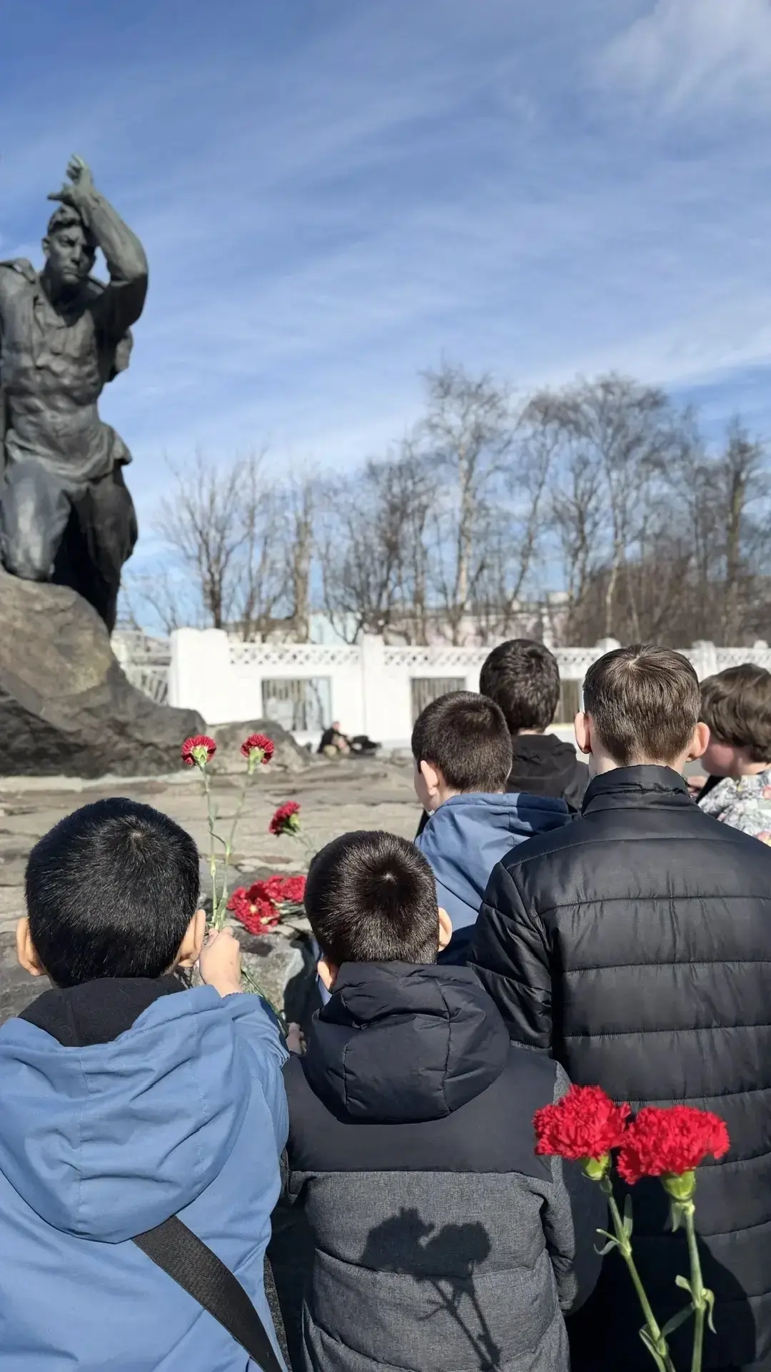 💐 В рамках Всероссийской акции «Цветы солдату» ученики 6 «В» класса вместе с классным руководителем 