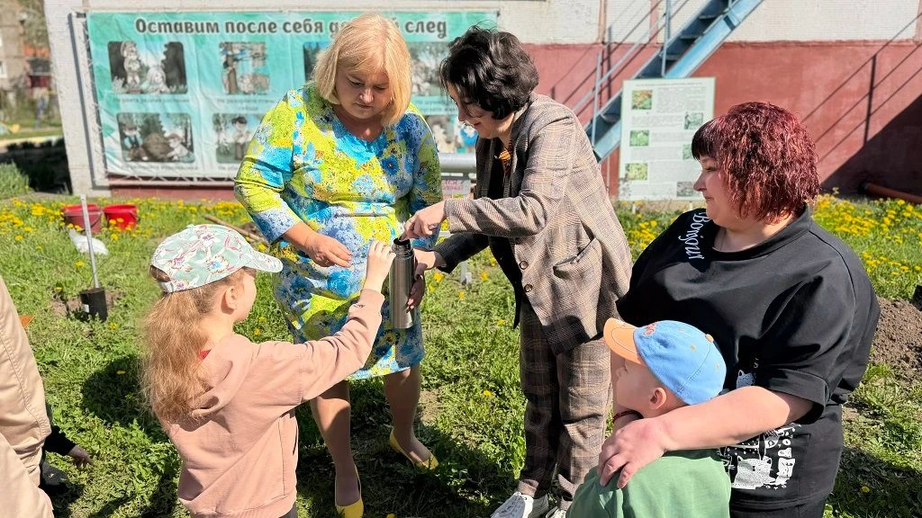 В детском саду №134 посадили Аллею поколений  В преддверии Дня многодетных семей в России в детском 